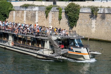 Paris, FR - 31 Ağustos 2022: Seine Nehri 'nde geleneksel Bateau Mouche teknesi