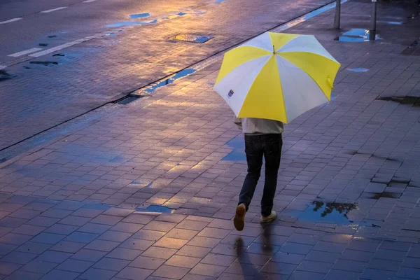 벨기에 앤트워프 2022 비오는 거리를 사람들 — 스톡 사진