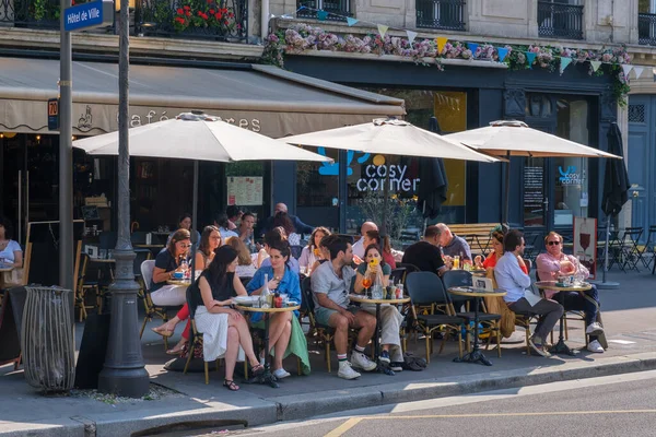 Париж Франция Августа 2022 Люди Едят Кафе Livres Ресторан Терраса — стоковое фото