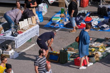 Boulogne-sur-Mer, FR - 11 Eylül 2022: Araba Tekmeleme satışında alıcılar ve satıcılar
