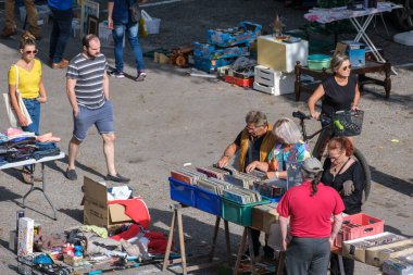 Boulogne-sur-Mer, FR - 11 Eylül 2022: Araba Tekmeleme satışında alıcılar ve satıcılar