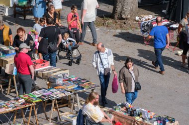 Boulogne-sur-Mer, FR - 11 Eylül 2022: Araba Tekmeleme satışında alıcılar ve satıcılar