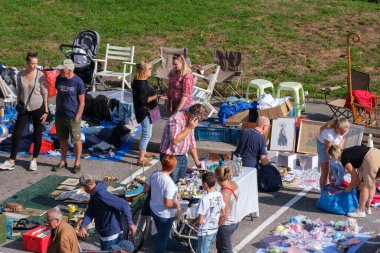 Boulogne-sur-Mer, FR - 11 Eylül 2022: Araba Tekmeleme satışında alıcılar ve satıcılar