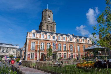 Boulogne-sur-Mer, FR - 11 Eylül 2022: Tarihi belediye binası ve çan kulesi