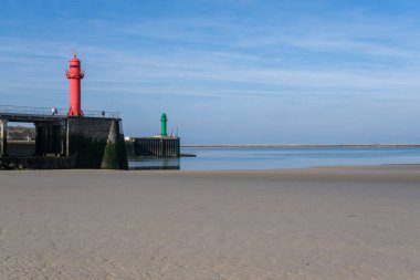 Boulogne-sur-Mer, FR - 11 Eylül 2022: Kırmızı ve yeşil deniz fenerleri