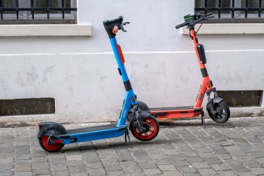 Brüksel, Belçika - 10 Eylül 2022: Kaldırıma park edilmiş iki E-scooter