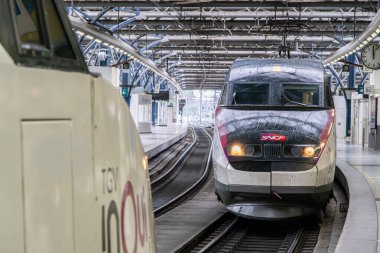 Brüksel, Belçika - 10 Eylül 2022: Brüksel 'e giren yüksek hızlı tren TGV