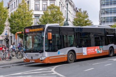 Brüksel, Belçika - 10 Eylül 2022: Şehir otobüsü 48