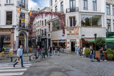 Brüksel, Belçika - 10 Eylül 2022: Rue des Eperonniers 'deki insanlar