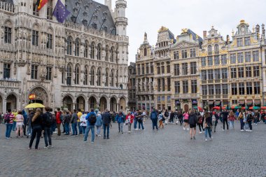 Brüksel, Belçika - 10 Eylül 2022: Brüksel, Belçika 'nın merkez meydanı Grand Place' te kalabalık