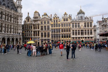 Brüksel, Belçika - 10 Eylül 2022: Brüksel, Belçika 'nın merkez meydanı Grand Place' te kalabalık