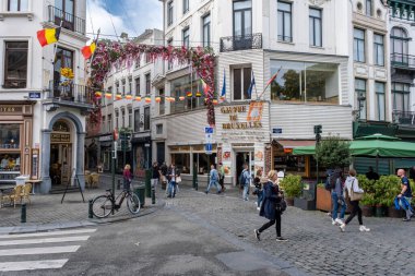 Brüksel, Belçika - 10 Eylül 2022: Rue des Eperonniers 'deki insanlar