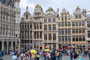 Brüksel, Belçika - 10 Eylül 2022: Brüksel, Belçika 'nın merkez meydanı Grand Place' te kalabalık