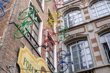 Brüksel, Belçika - 10 Eylül 2022: Poechenellekelder cephesinde renkli bisikletler