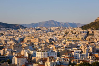 Atina, GR - 29 Temmuz 2023: Yunanistan 'ın başkenti Atina' nın günbatımındaki panoramik manzarası