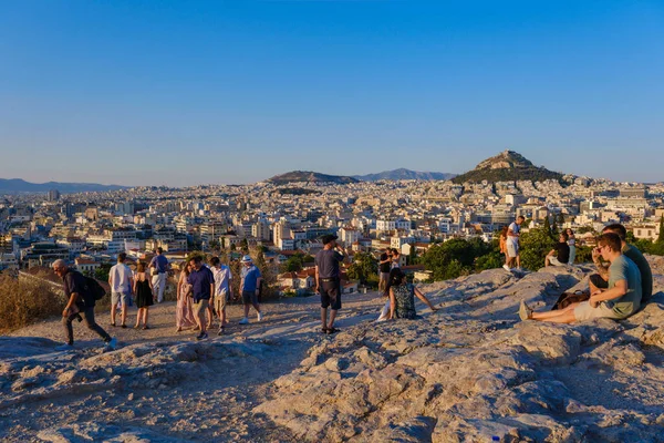 Atenas Julio 2023 Gente Mirando Puesta Sol Colina Del Areópago — Foto de Stock