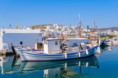 Naousa, GR - 2 Ağustos 2023: Kiklad 'daki Naousa balıkçı köyünün limanı