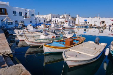 Naousa, GR - 2 Ağustos 2023: Kiklad 'daki Naousa balıkçı köyünün limanı