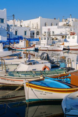 Naousa, GR - 2 Ağustos 2023: Kiklad 'daki Naousa balıkçı köyünün limanı