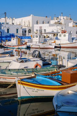 Naousa, GR - 2 Ağustos 2023: Kiklad 'daki Naousa balıkçı köyünün limanı