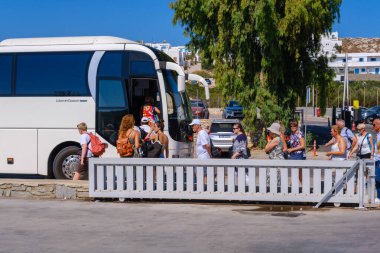 Naousa, GR - 2 Ağustos 2023: Paros Adası 'ndaki belediye otobüsüne binen insanlar