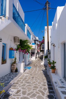 Naousa, GR - 2 Ağustos 2023: Cyclades 'de tipik bir çakıl taşı caddesi