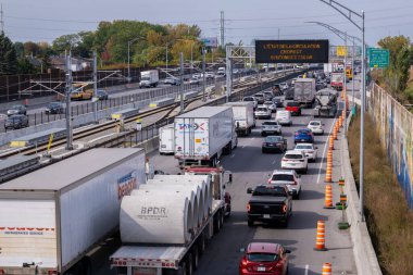 Brossard, CA - 5 Ekim 2023: A-10 karayolunda trafik sıkışıklığı