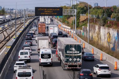 Brossard, CA - 5 Ekim 2023: A-10 karayolunda trafik sıkışıklığı