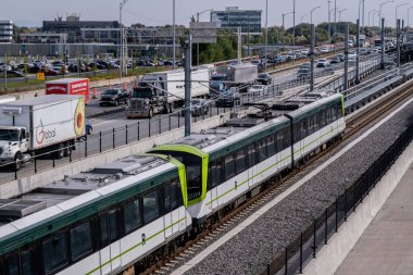 Brossard, CA - 5 Ekim 2023: Merkez İstasyon - Brossard Hattı üzerindeki Reseau Ekspres Metropolitain (REM) treni