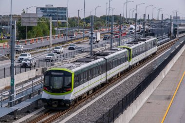Brossard, CA - 5 Ekim 2023: Merkez İstasyon - Brossard Hattı üzerindeki Reseau Ekspres Metropolitain (REM) treni