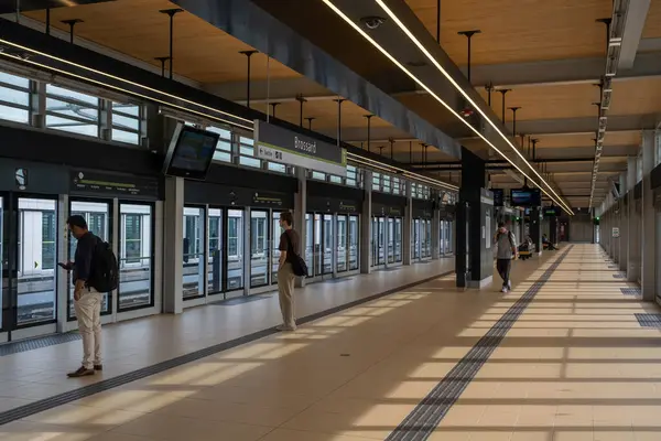 Brossard, CA - 5 Ekim 2023: Brossard istasyonunda Reseau Ekspres Metropolitain (REM) treni bekleyen insanlar