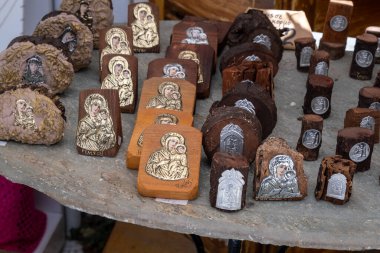 Tinos, GR - 4 Ağustos 2023: Dini hediyelik eşya satan dükkan