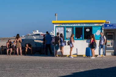 Parikia, Paros, GR - 4 Ağustos 2023: Feribot Terminali yolcuları
