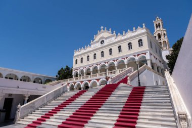 Tinos, GR - 4 Ağustos 2023: Kutsal Meryem Kilisesi