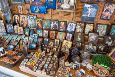 Tinos, GR - 4 Ağustos 2023: Dini hediyelik eşya satan dükkan