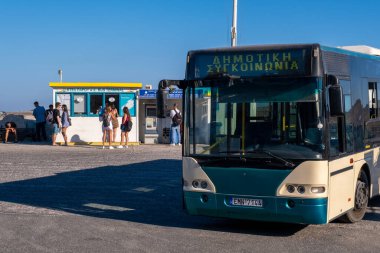 Parikia, Paros, GR - 4 Ağustos 2023: Feribot Terminali yolcuları