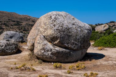 Yunanistan 'ın Tinos kentindeki Volax arazisine dağılmış büyük yuvarlak kayalar kendine özgü ve benzersiz bir manzara oluşturuyor..