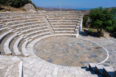 Yunanistan 'ın Volax kentinde yer alan taştan inşa edilmiş bir amfi tiyatro, çevre manzaranın panoramik manzarasını sunuyor