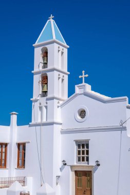 Yunanistan 'ın Tinos kentindeki Volax köyünde bulunan mavi kubbeli geleneksel bir badanalı kilise.