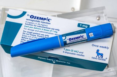 Montreal, CA - 16 Kasım 2023: Ozempic semaglutide enjeksiyon kalemleri ve kutusu. Ozempic obezite için bir ilaçtır