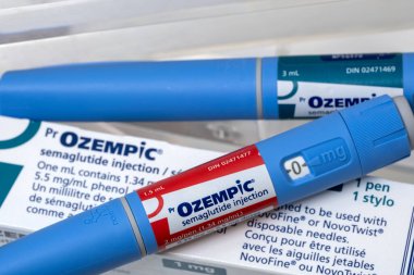 Montreal, CA - 16 Kasım 2023: Ozempic semaglutide enjeksiyon kalemleri ve kutusu. Ozempic obezite için bir ilaçtır