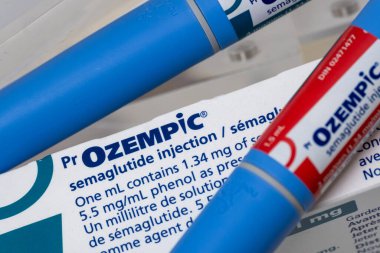 Montreal, CA - 16 Kasım 2023: Ozempic semaglutide enjeksiyon kalemleri ve kutusu. Ozempic obezite için bir ilaçtır