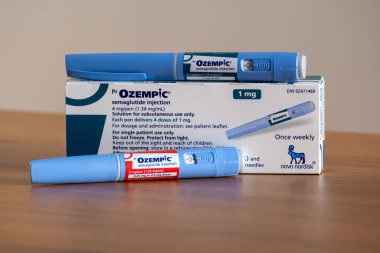 Montreal, CA - 25 Kasım 2023: Ozempic semaglutide enjeksiyon kalemleri ve kutusu. Ozempic obezite için bir ilaçtır