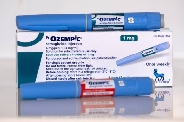 Montreal, CA - 25 Kasım 2023: Ozempic semaglutide enjeksiyon kalemleri ve kutusu. Ozempic obezite için bir ilaçtır