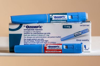 Montreal, CA - 25 Kasım 2023: Ozempic semaglutide enjeksiyon kalemleri ve kutusu. Ozempic obezite için bir ilaçtır