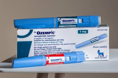 Montreal, CA - 25 Kasım 2023: Ozempic semaglutide enjeksiyon kalemleri ve kutusu. Ozempic obezite için bir ilaçtır