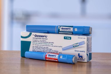 Montreal, CA - 25 Kasım 2023: Ozempic semaglutide enjeksiyon kalemleri ve kutusu. Ozempic obezite için bir ilaçtır