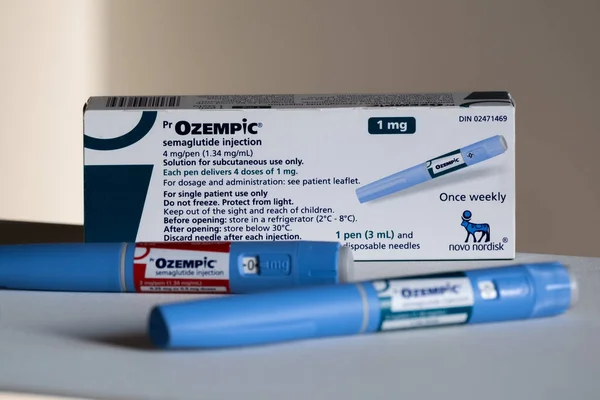 Montreal, CA - 25 Kasım 2023: Ozempic semaglutide enjeksiyon kalemleri ve kutusu. Ozempic obezite için bir ilaçtır