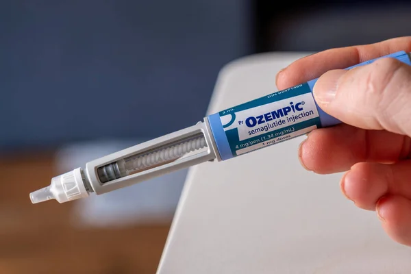 Montreal, CA - 25 Kasım 2023: Ozempic semaglutide enjeksiyon kalemi. Ozempic obezite için bir ilaçtır