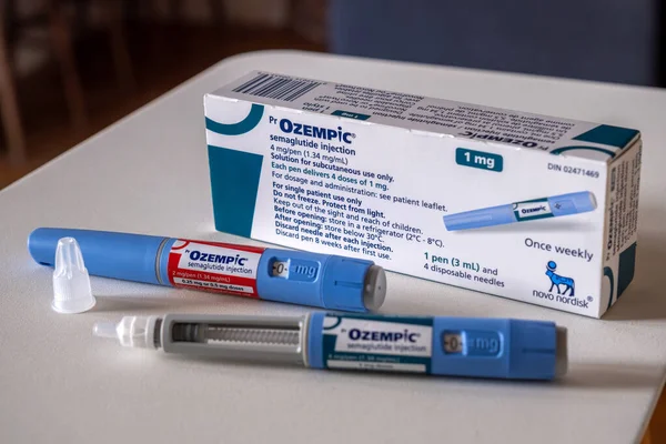 Montreal, CA - 25 Kasım 2023: Ozempic semaglutide enjeksiyon kalemi. Ozempic obezite için bir ilaçtır